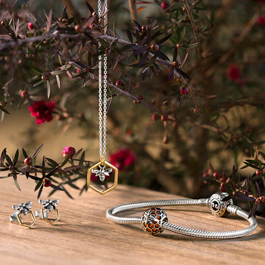 Honey Bee (Luck) - Enamel & Silver - Bead charm - Silver & Enamel